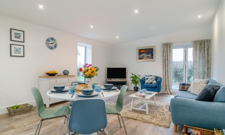 2 Bed in Hinton Blewett 1