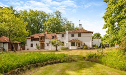 6 Bed in Englefield Green 1