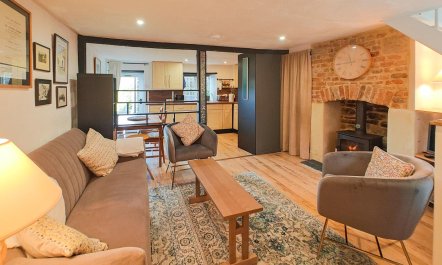 3 Bed in Eype 1