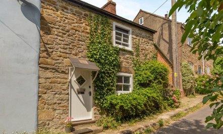 3 Bed in Eype