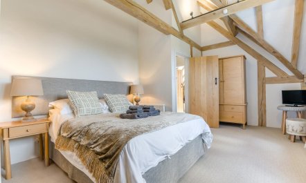 2 Bed in Holmbury St. Mary 3
