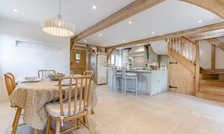 2 Bed in Holmbury St. Mary 8