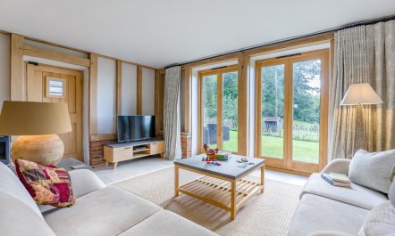 2 Bed in Holmbury St. Mary