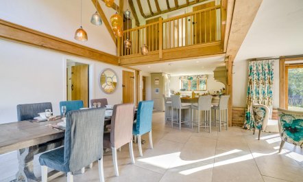 2 Bed in Holmbury St. Mary 9