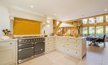 2 Bed in Holmbury St. Mary 6