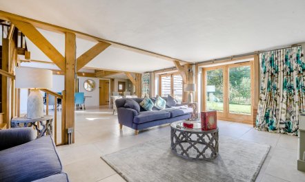 2 Bed in Holmbury St. Mary 3