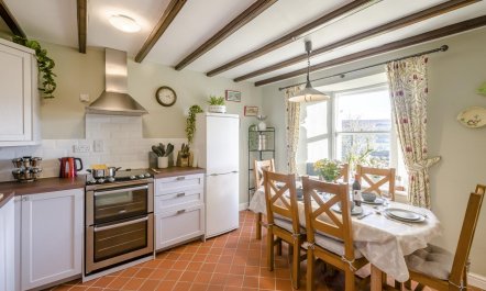 3 Bed in Low Row 9