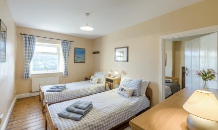 3 Bed in Low Row 5
