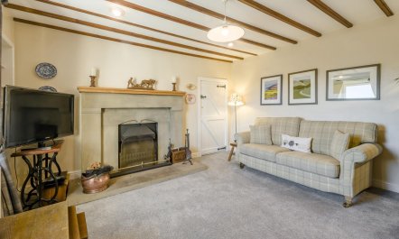 3 Bed in Low Row 1