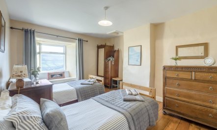 3 Bed in Low Row 6