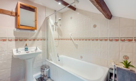 3 Bed in Low Row 7