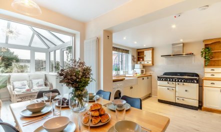 3 Bed in Middle Mayfield