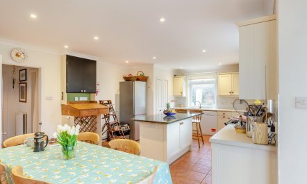 4 Bed in Galmpton 3