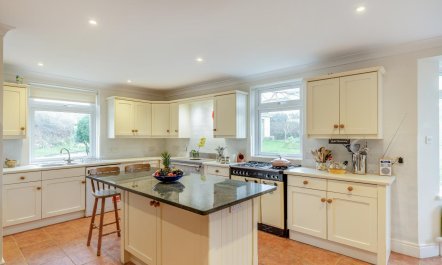 4 Bed in Galmpton 2
