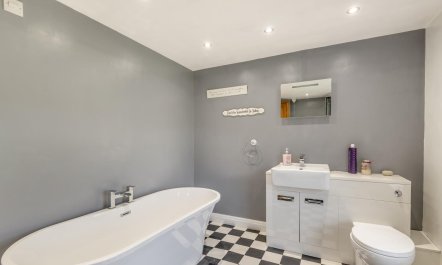 5 Bed in Utterby 4