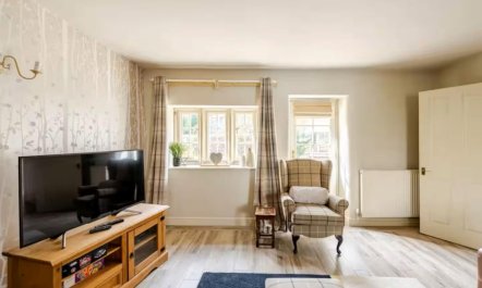 3 Bed in Stoney Middleton 1