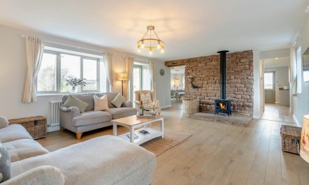 5 Bed in Bolstone 1