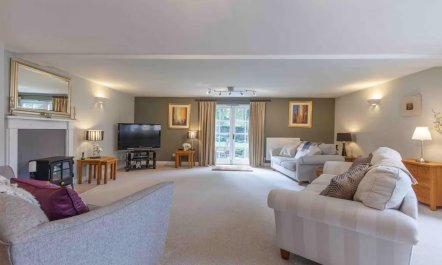 4 Bed in Stoney Middleton 1