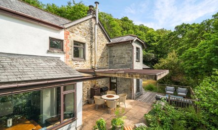 4 Bed in Tresarrett 0