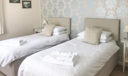 2 Bed in Old Cleeve 5