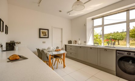 5 Bed in Old Cleeve 3