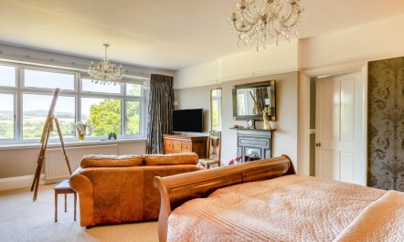 5 Bed in Old Cleeve 5
