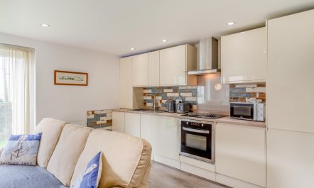 2 Bed in Dartmouth 5