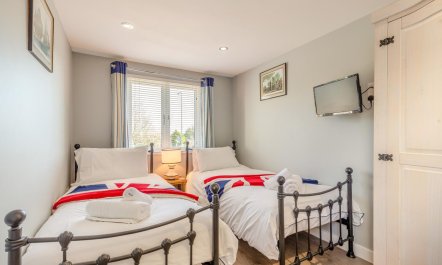 2 Bed in Dartmouth 7