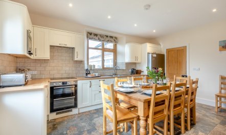 4 Bed in West Pennard 1