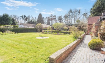 4 Bed in Shrawley 1