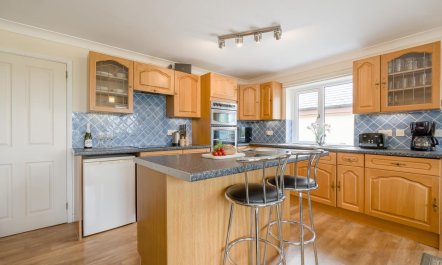 4 Bed in Upton Cross 5
