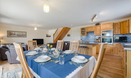 4 Bed in Upton Cross 3