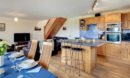 4 Bed in Upton Cross 4