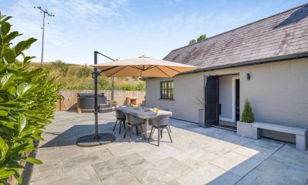 2 Bed in Nantgaredig 1
