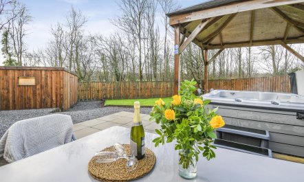 2 Bed in Newchapel