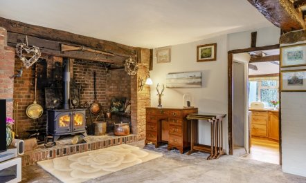 4 Bed in Burwash Common 2