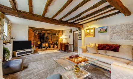 4 Bed in Burwash Common 1