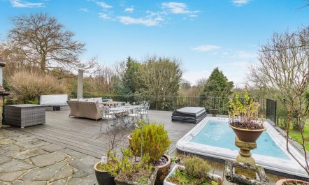 4 Bed in Burwash Common