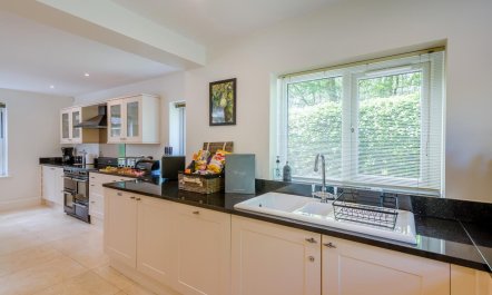 7 Bed in North Duffield 8