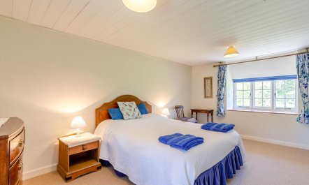 2 Bed in Loders 8