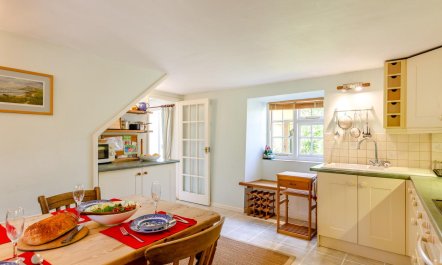 2 Bed in Loders 6