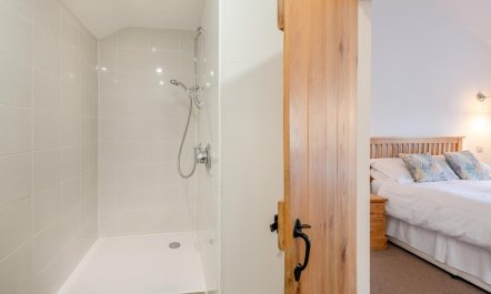 1 Bed in Old Hall Green 9