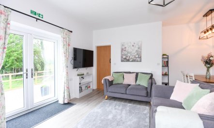 2 Bed in Brokerswood 3