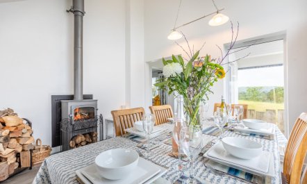 3 Bed in Welcombe 3