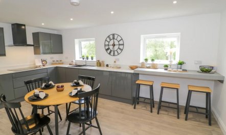 4 Bed in Swindon 1