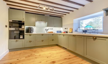 4 Bed in Sharrington 1