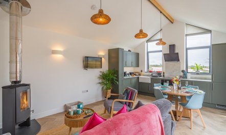 2 Bed in Mount Hawke 1
