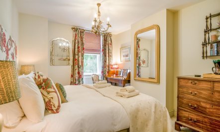 2 Bed in Bath 6