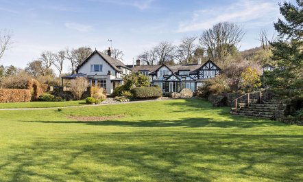 5 Bed in Maeshafn