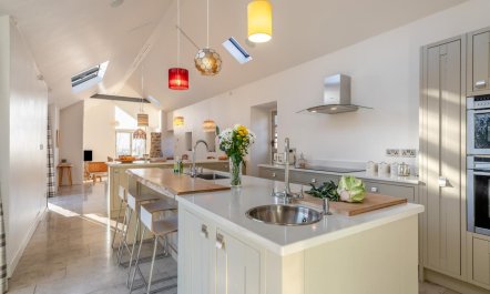 7 Bed in Borrowby 7